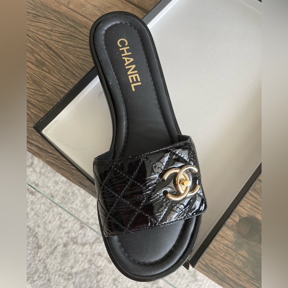 Chanel - Patent Black Goatskin Quilted CC 38.5 (8.5)